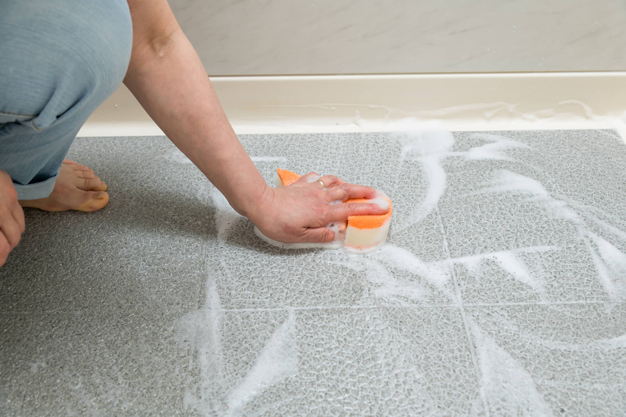 浴室の床を簡単お掃除！カビの予防策も解説