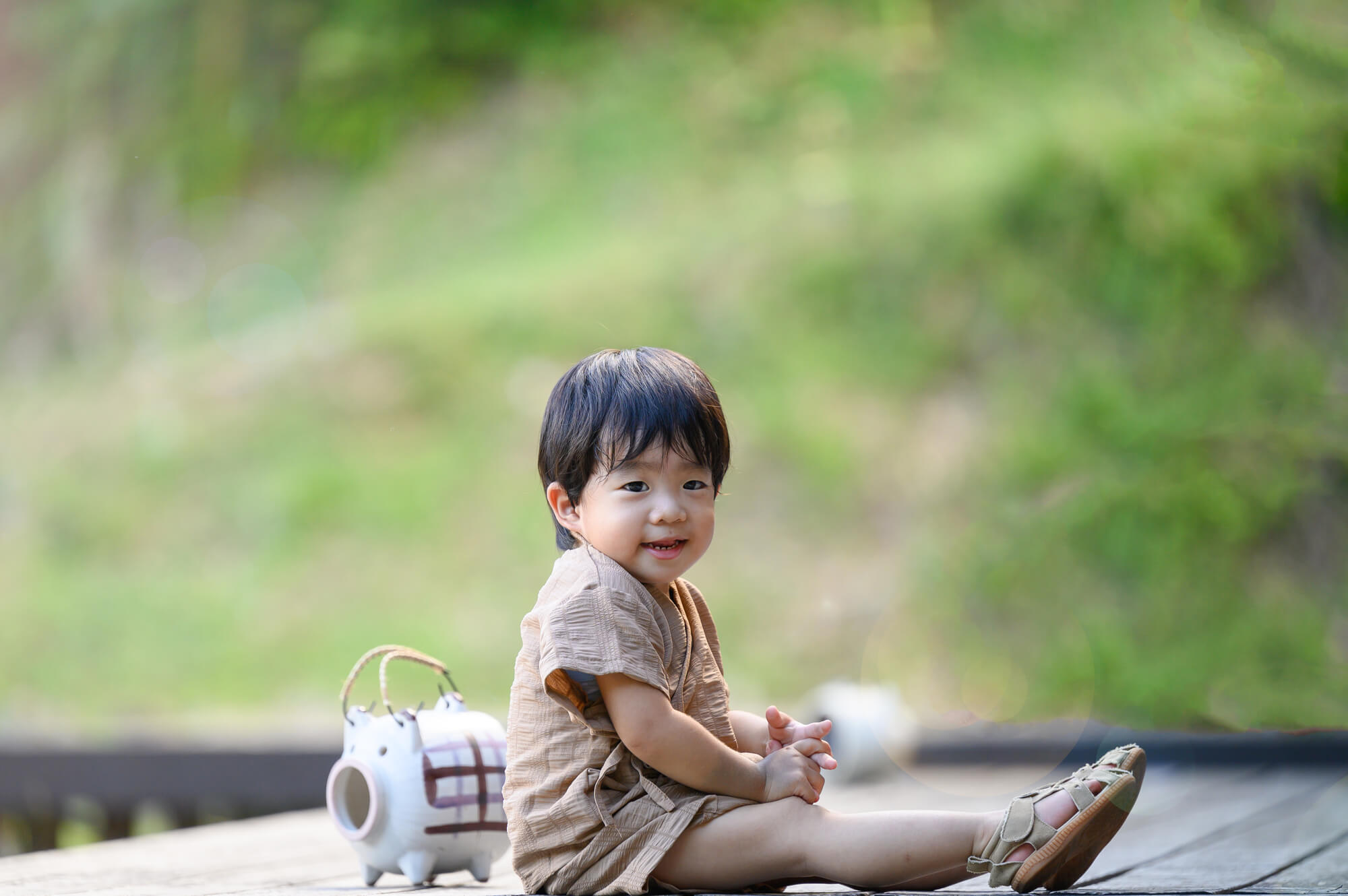 蚊がいない庭で過ごす子供