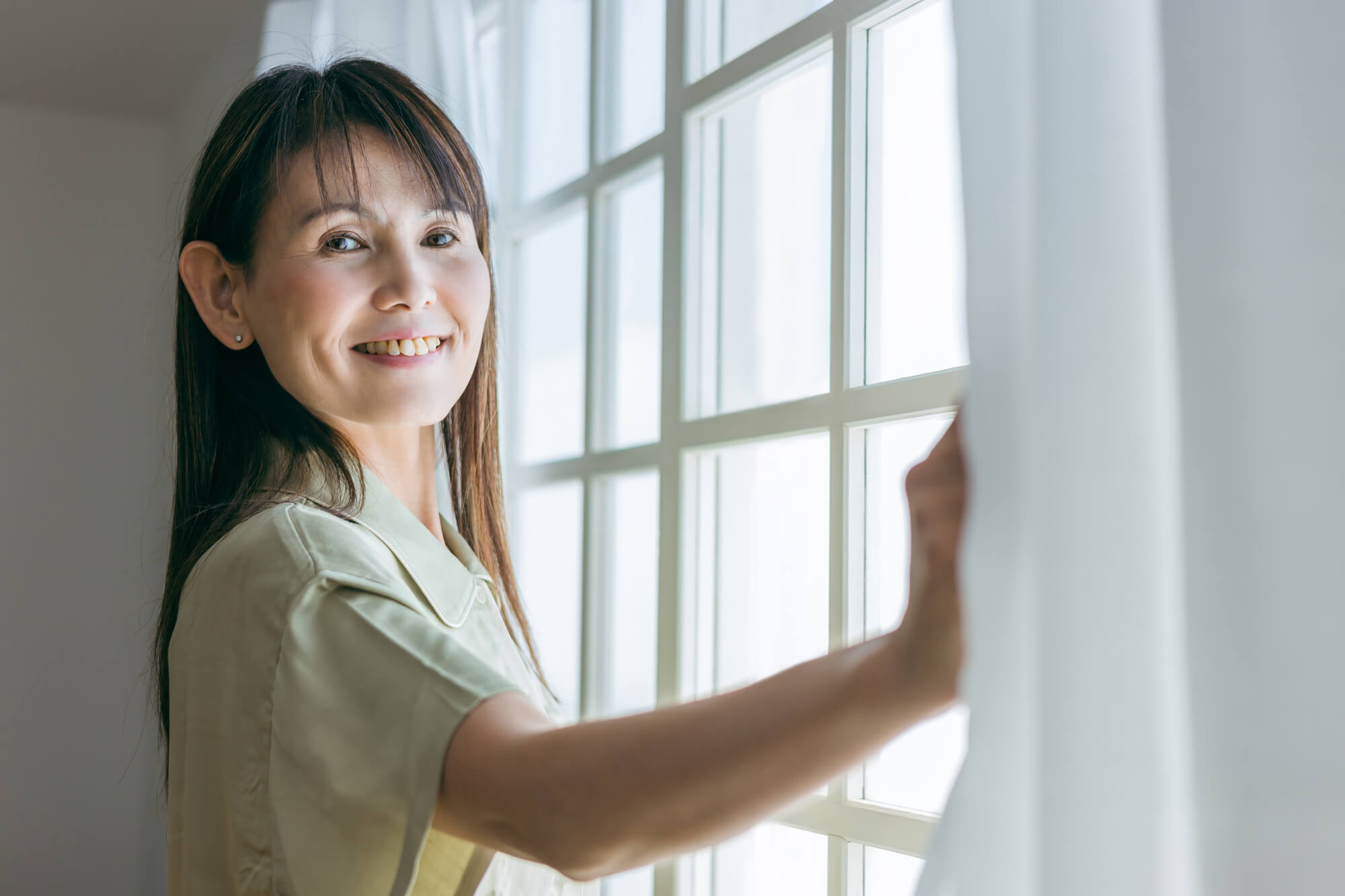 網戸の卵が駆除されて安心している女性